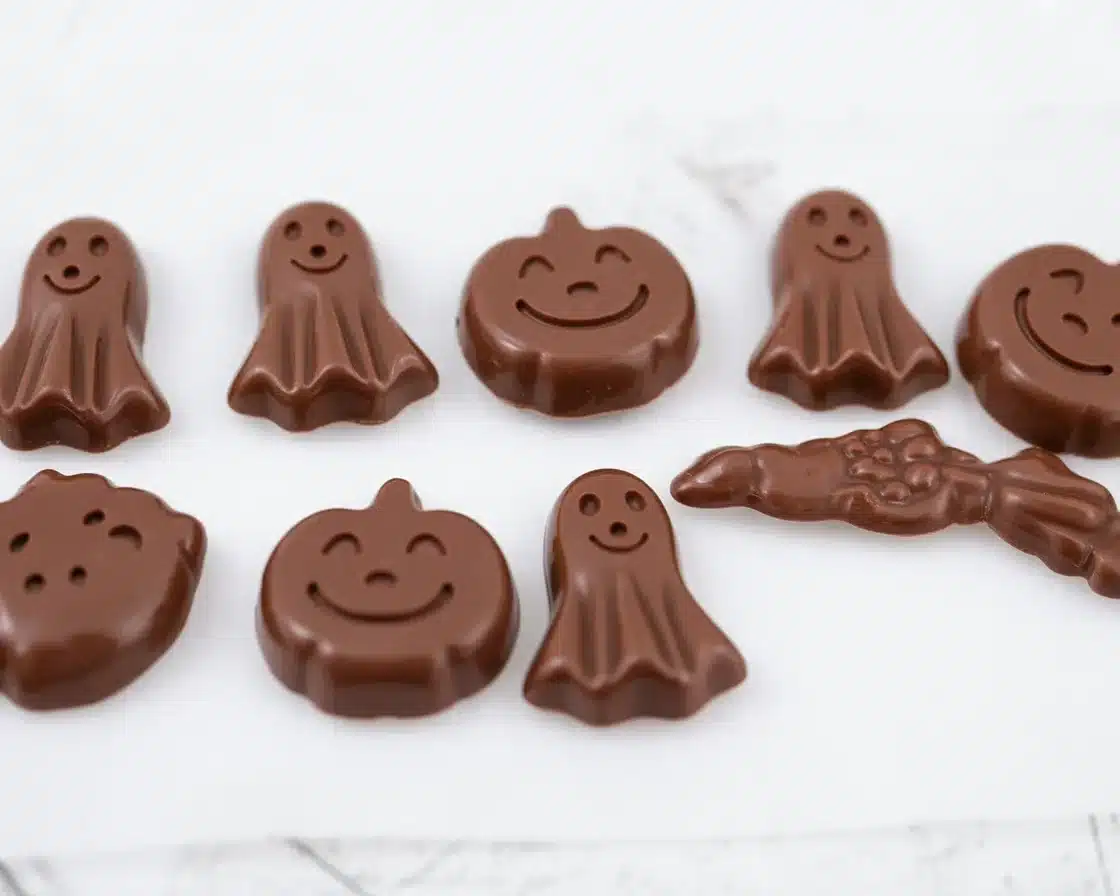 REESE'S Halloween Milk Chocolate Miniatures Peanut Butter Cups in festive packaging